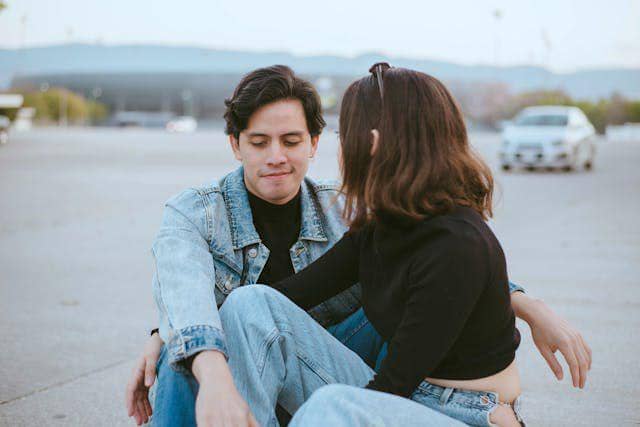 ilustrasi zodiak pria pendiam tapi perhatian (pexels.com/Luis Zambrano)