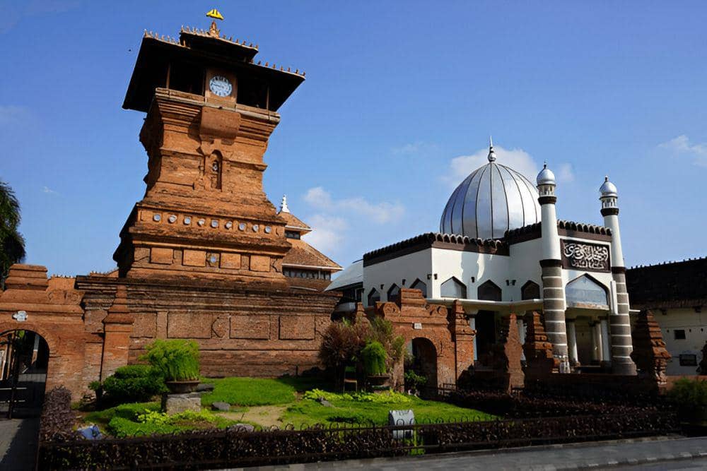 Masjid Menara Kudus (shutterstock.com/FarisFitrianto)