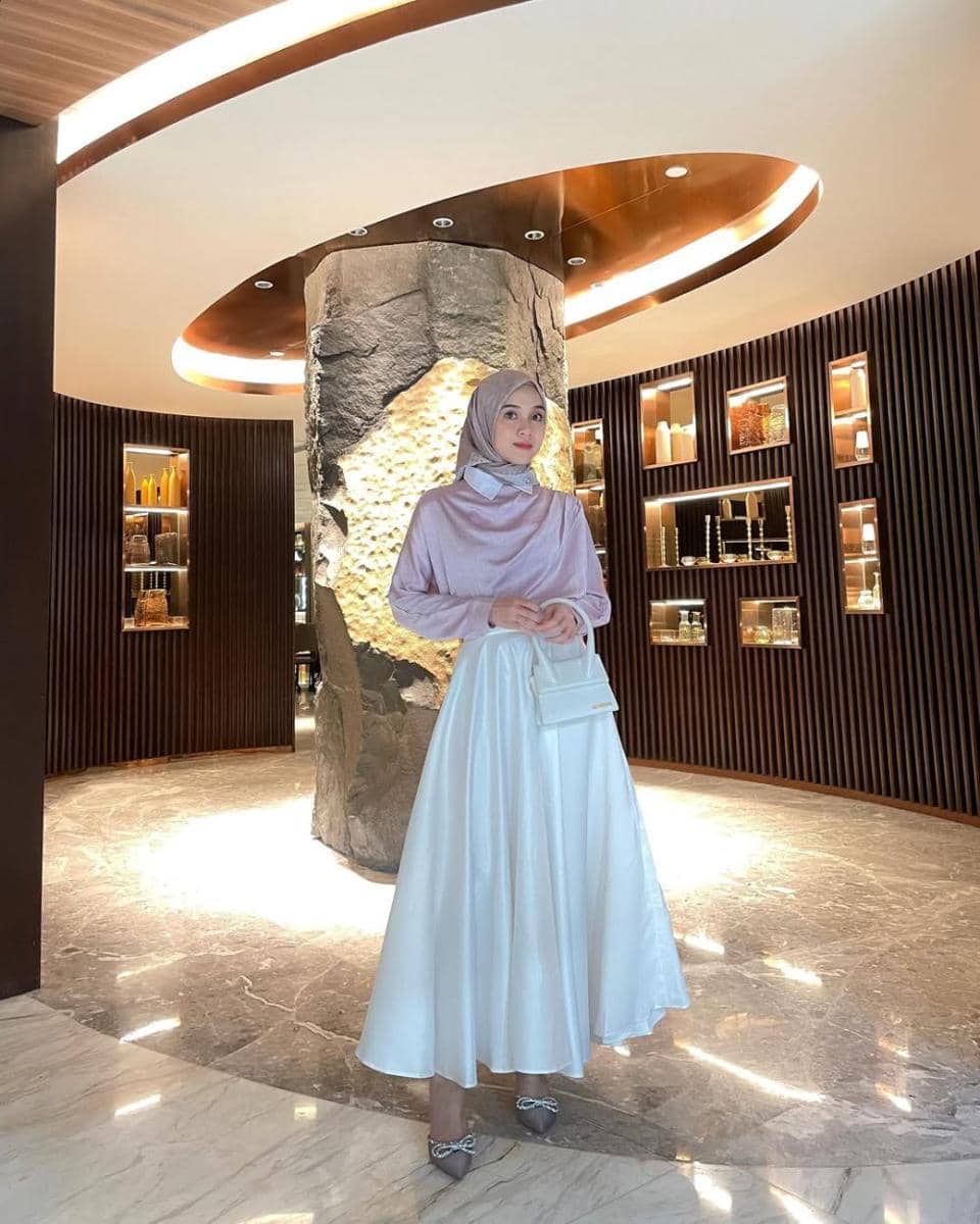 gaya fashion hijab Feminin ala Vina Maulina 