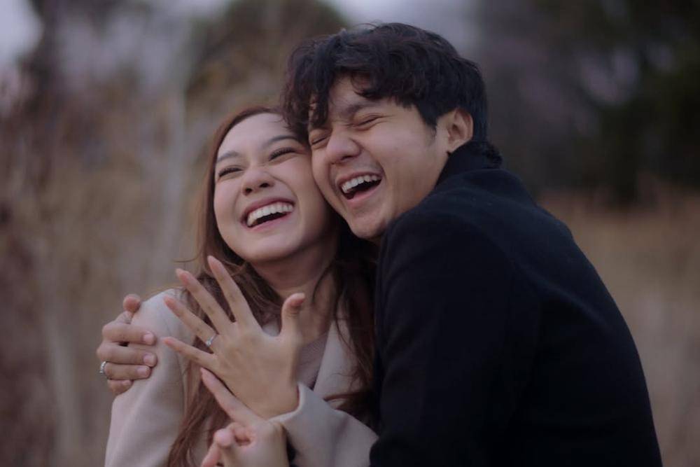5 Potret Arbani Yasiz Melamar Raissa Ramadhani, Romantis di Jepang!