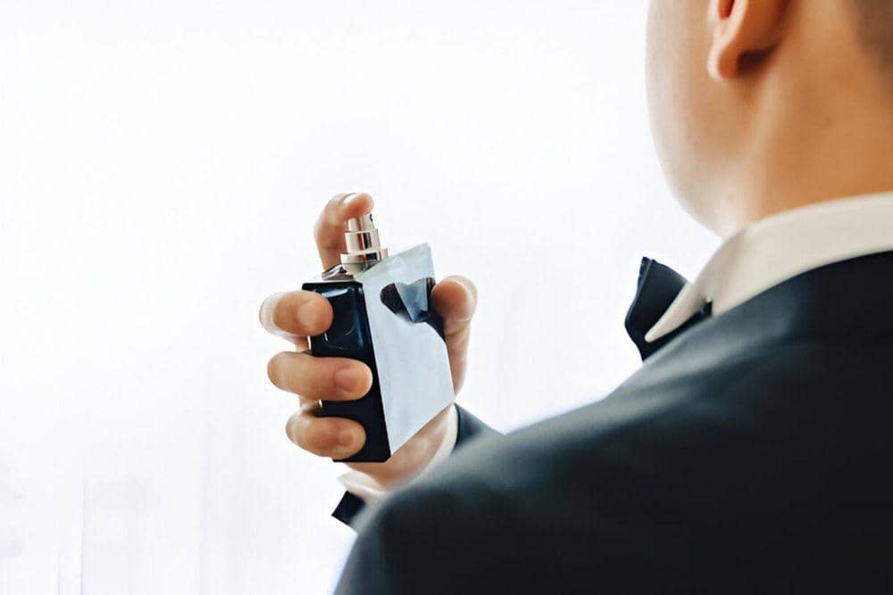 ilustrasi pria menggunakan parfum (freepik.com/pressahotkey)