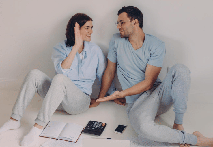 ilustrasi mengatur keuangan bersama pasangan (vecteezy.com/vk.studio)