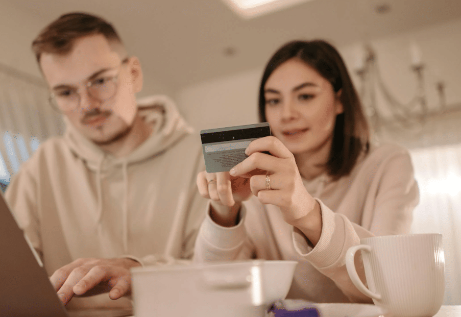 ilustrasi mengatur keuangan bersama pasangan (pexels.com/Pavel Danilyuk)