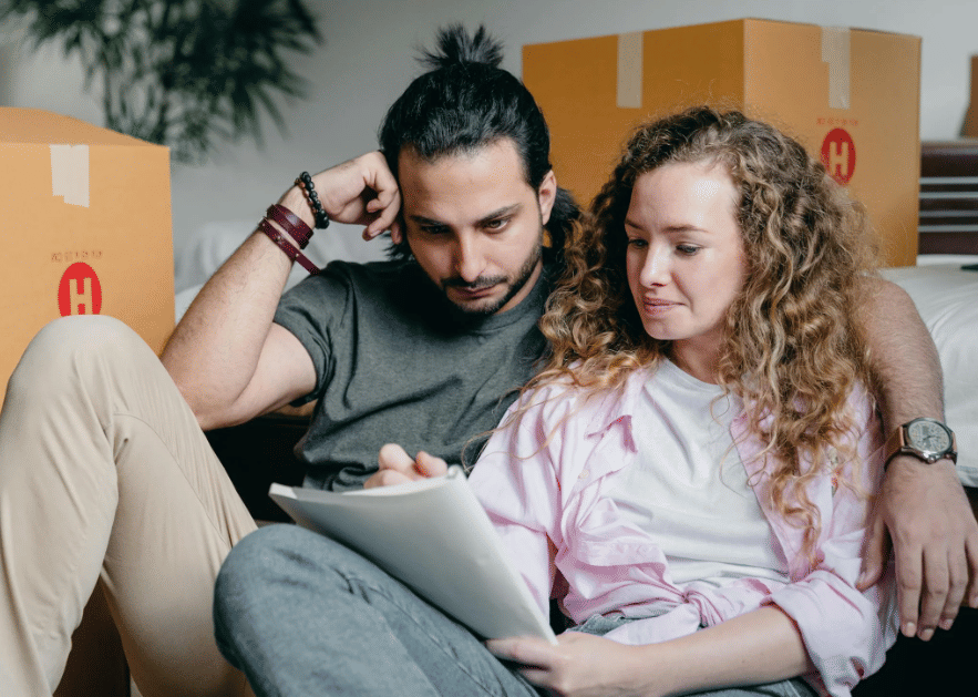 ilustrasi mengatur keuangan bersama pasangan (pexels.com/Ketut Subiyanto)