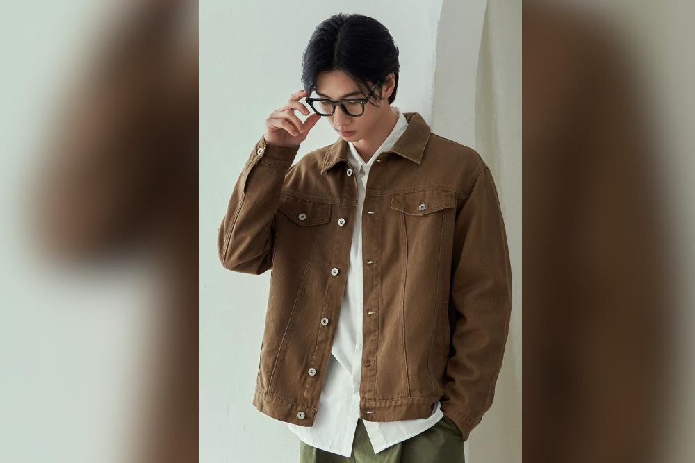 7 Ide Outfit Pria Casual dengan Jaket Stylish untuk Bukber