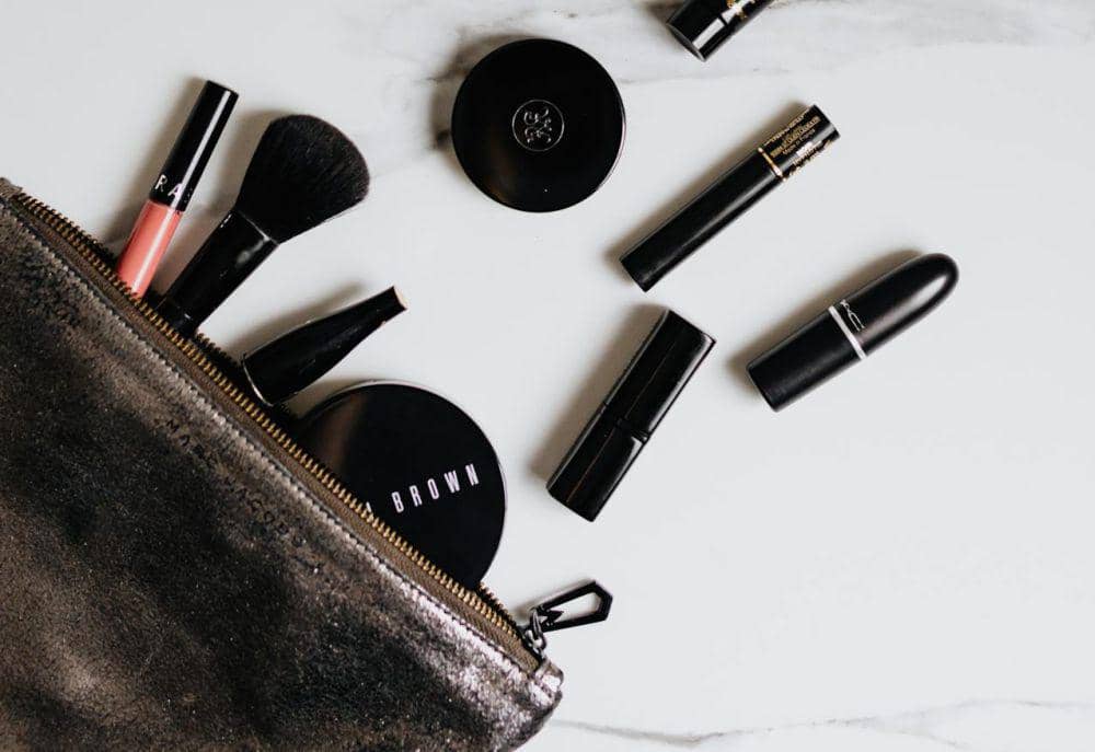 ilustrasi pouch makeup (pexels.com/Photo By: Kaboompics.com)