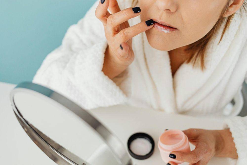 ilustrasi seorang wanita memakai lip butter