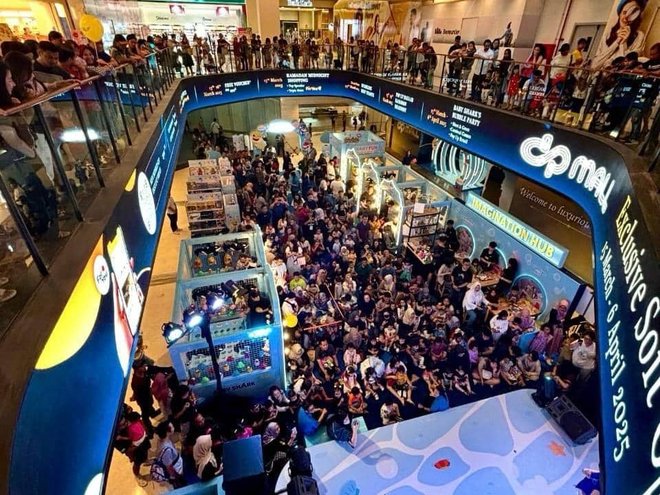 Ilustrasi taun baru di DP Mal Semarang