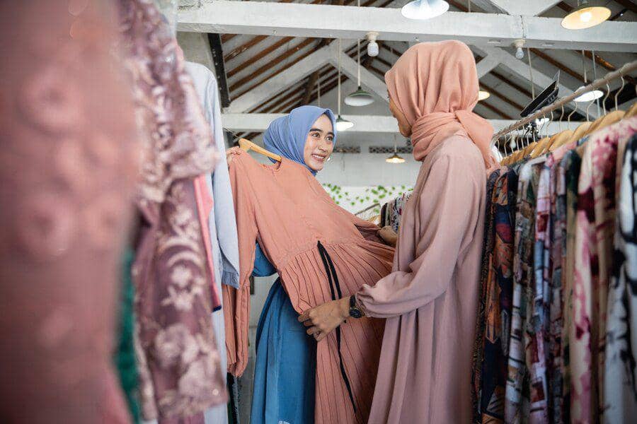 Memilih baju lebaran (freepik.com/odua)