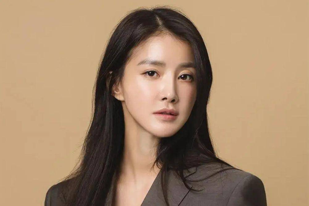 Dikenal Harmonis, Lee Si Young Mendadak Umumkan Cerai dengan Suami