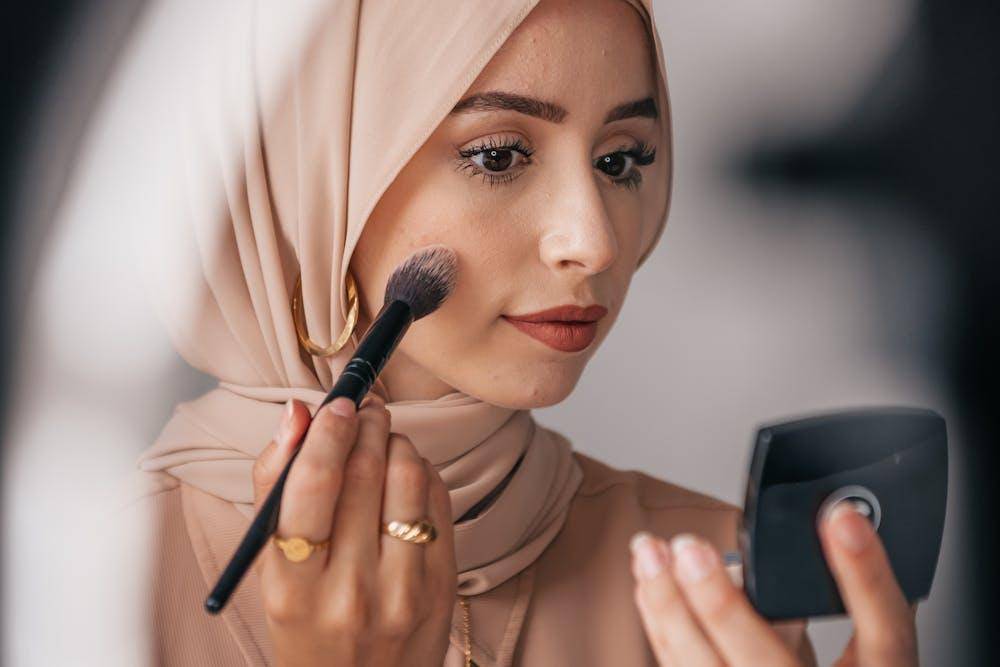 7 Tips Tampil Cantik Saat Lebaran, Pakai Masker Saja Nggak Cukup