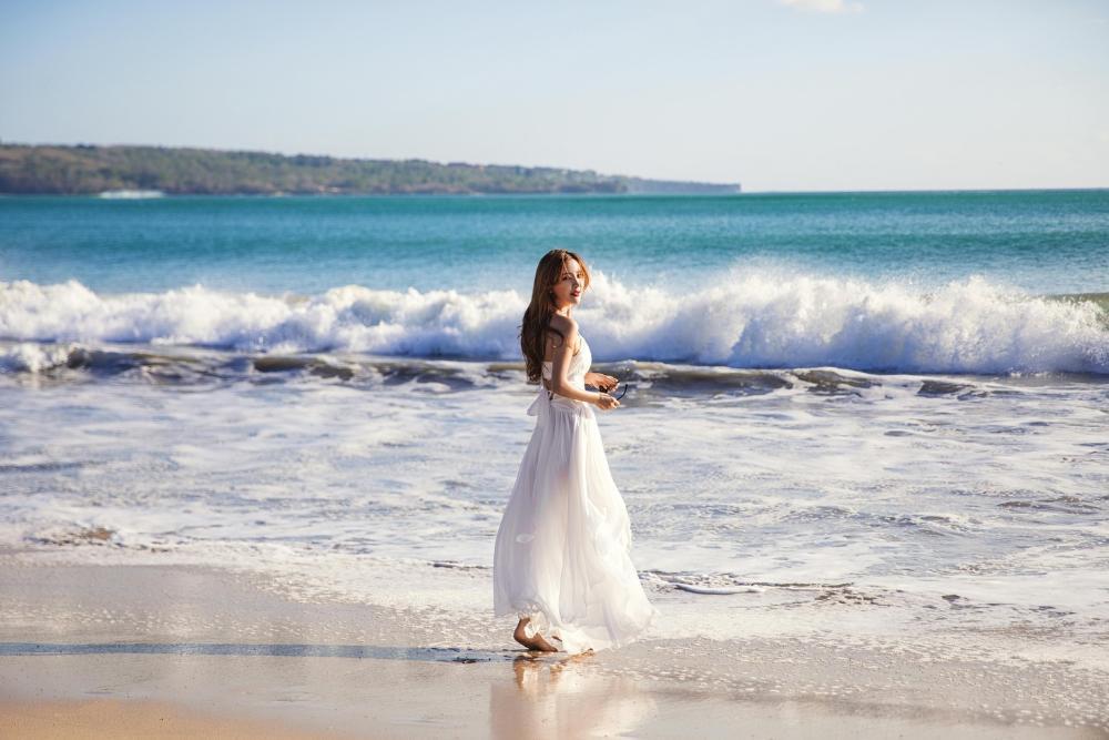 7 Karakter Cewek yang Suka Pantai, Romantis dan Sederhana!