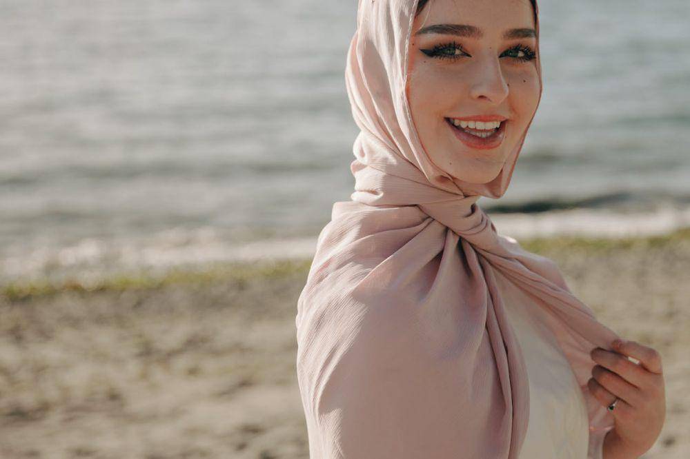 ilustrasi wanita muslim tersenyum (pexels.com/PNW Production)