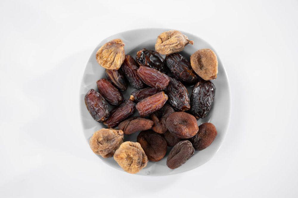 Ilustrasi kurma segar dan kering (pexels.com/Engin Akyurt)