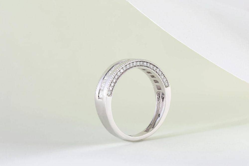 ilustrasi emas putih (pexels.com/The Glorious Studio)