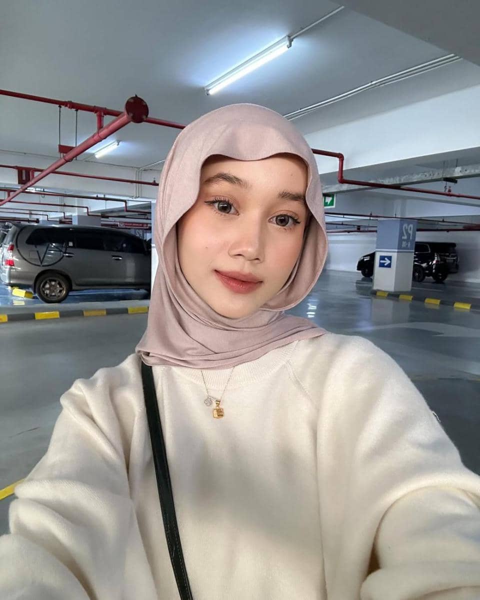 Inspirasi pashmina ala Ravira Naila (instagram.com/ravalsaa)