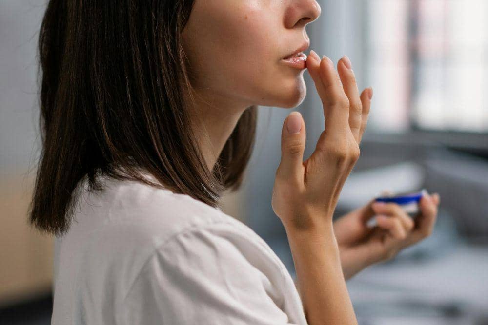 ilustrasi menggunakan lip balm (pexels.com/Alena Darmel)