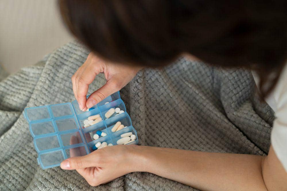 Ilustrasi wanita membawa obat obatan 