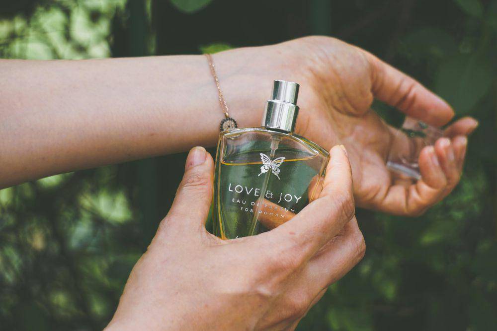 Ilustrasi memakai parfum aroma green