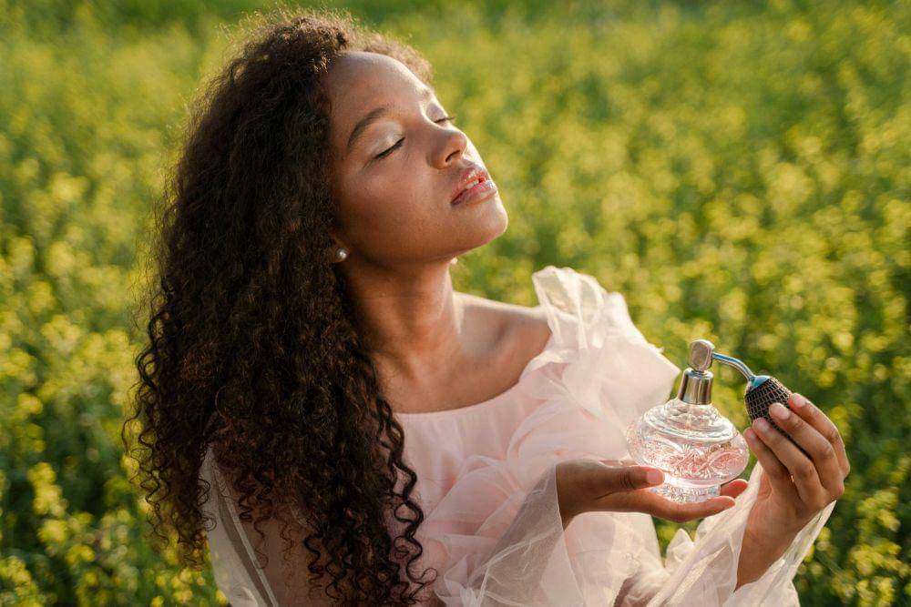 Ilustrasi wanita memakai parfum aroma floral