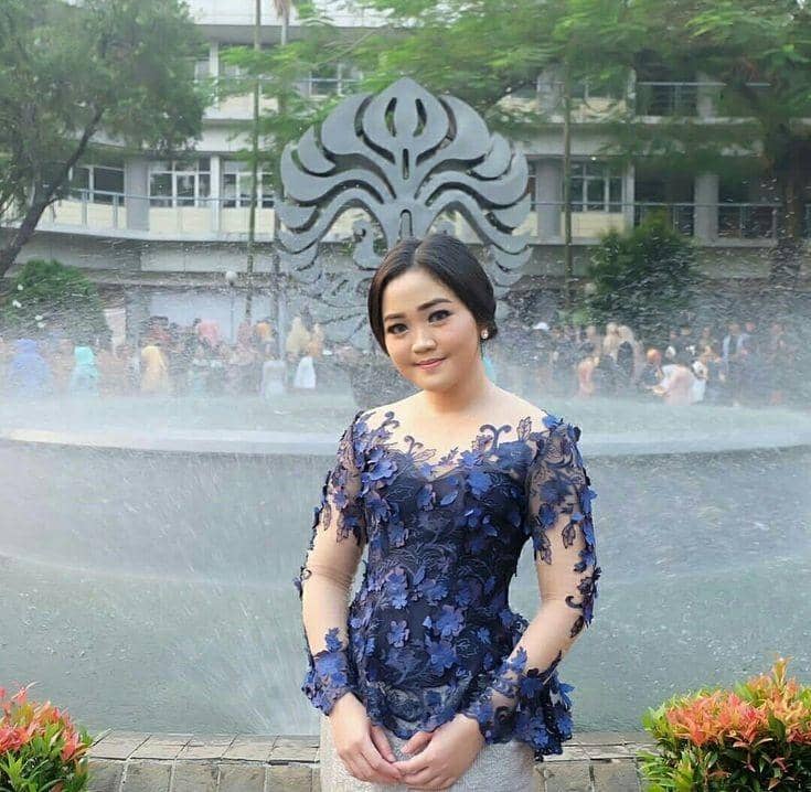 Kebaya biru dongker dan silk skirt