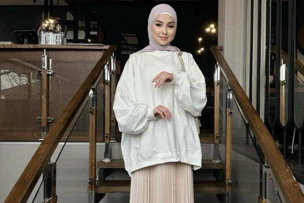 5 OOTD Sweater Oversize Hijab Rok yang Modis