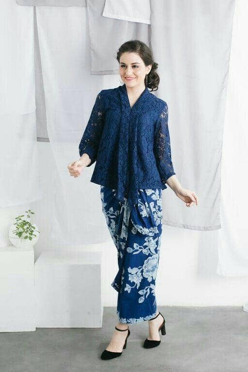 Kebaya biru dongker dan rok lilit