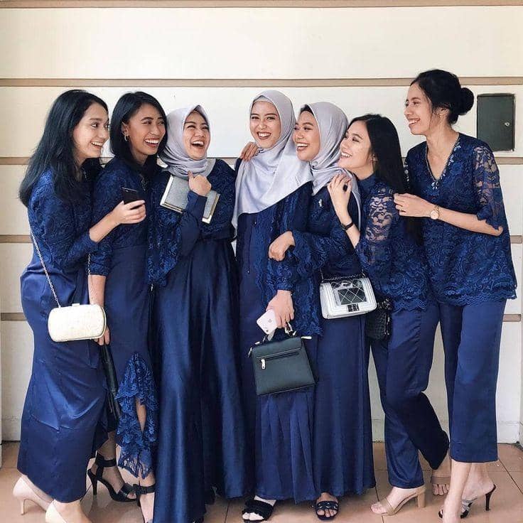 Kebaya biru dongker dan wide leg pants