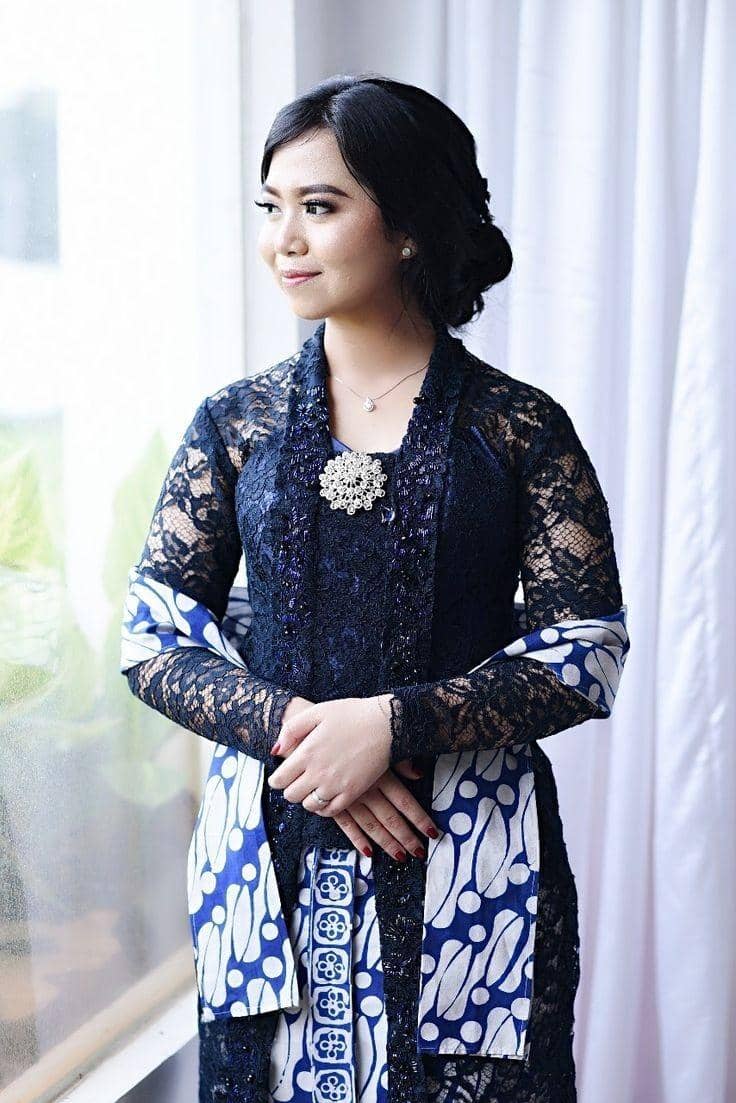 Kebaya biru dongker dan rok batik