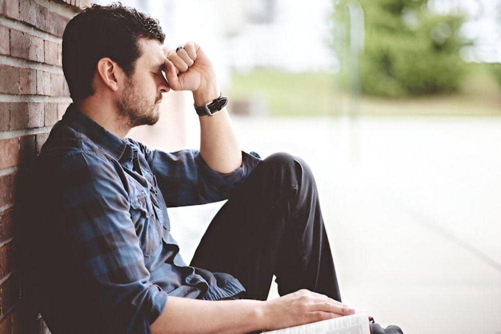 ilustrasi pria yang terjebak pada HTS (freepik.com/wirestock)