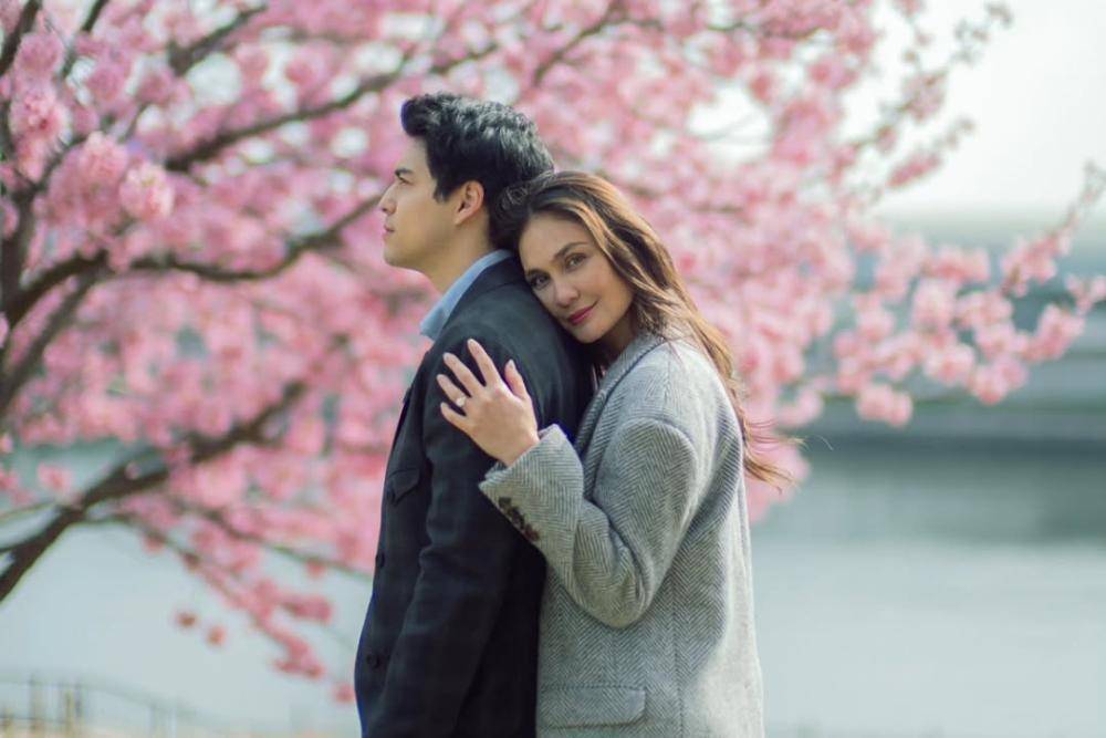9 Momen Lamaran Luna Maya dan Maxime Bouttier, Berlatar Pohon Sakura!