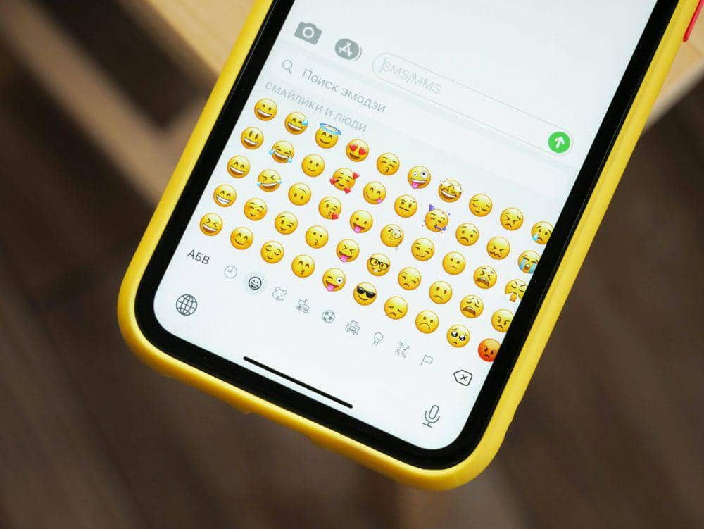 ilustrasi emoji wajah 