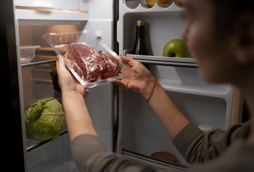 ilustrasi mmenyimpan makanan (freepik.com/freepik)