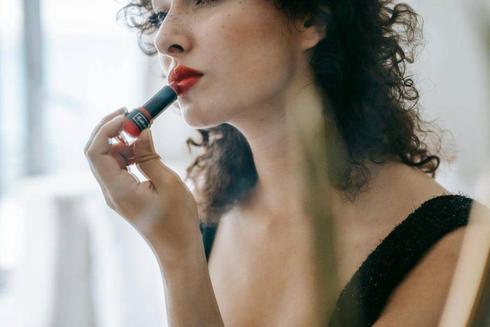 ilustrasi wanita memakai lipstik (pexels.com/Sam Lion)