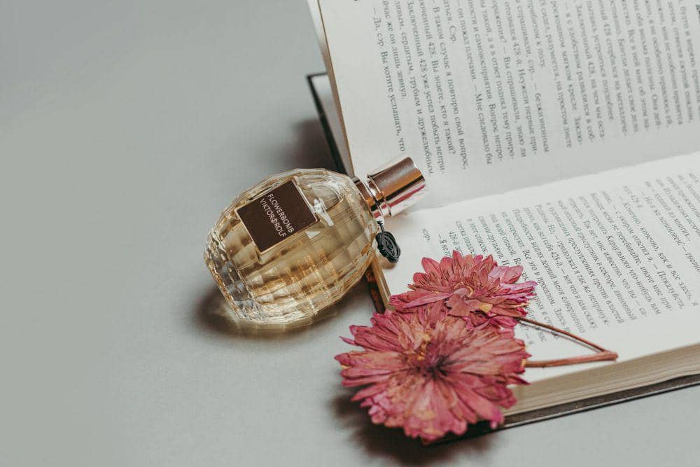 ilustrasi parfum extrait de parfum beraroma buah dan bunga (pexels.com/Anastasiya Lobanovskaya)