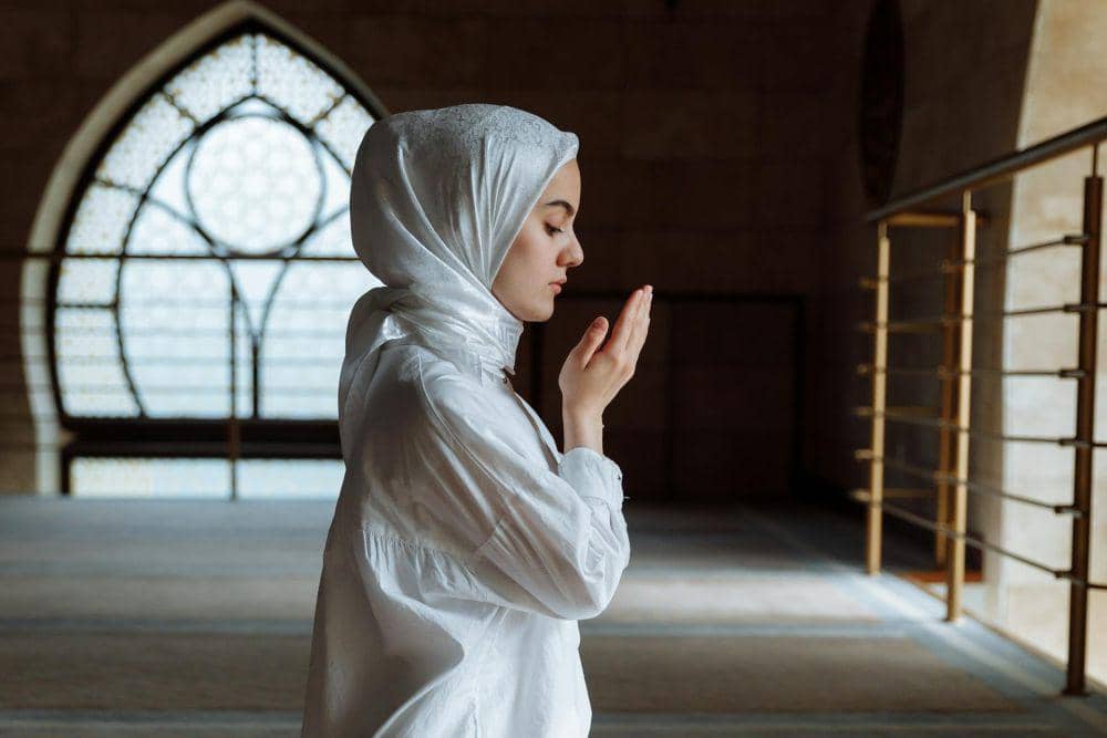 ilustrasi sedang berdoa (pexels.com/Thirdman)