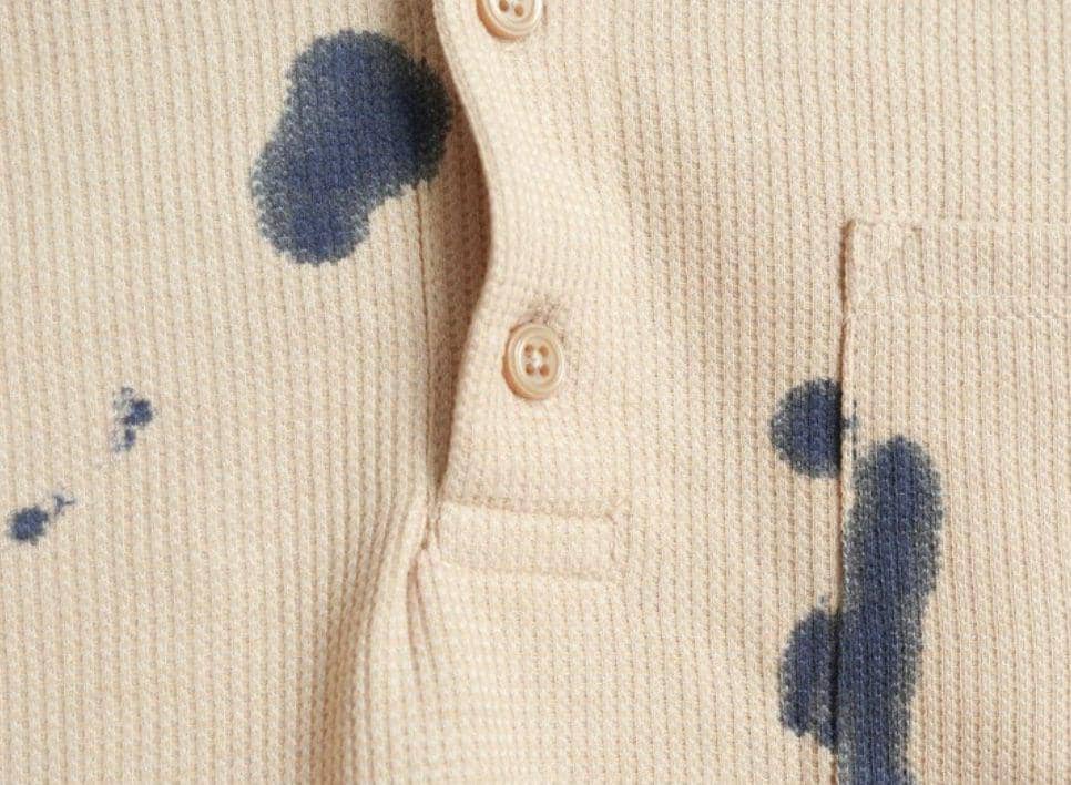 ilustrasi noda tinta di baju