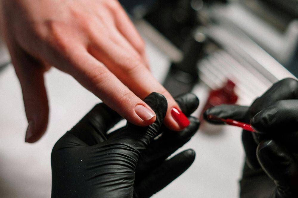 7 Inspirasi Nail Art Maroon yang Simpel tapi Elegan, Tertarik Coba?