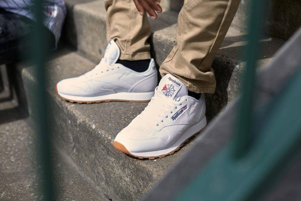 ilustrasi sepatu putih