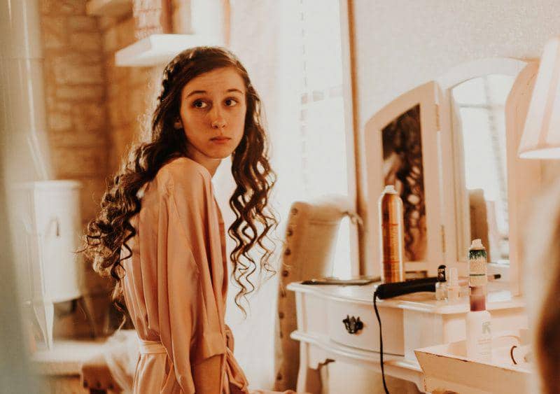 gambar seorang perempuan yang insecure (unsplash.com/Omar Lopez)