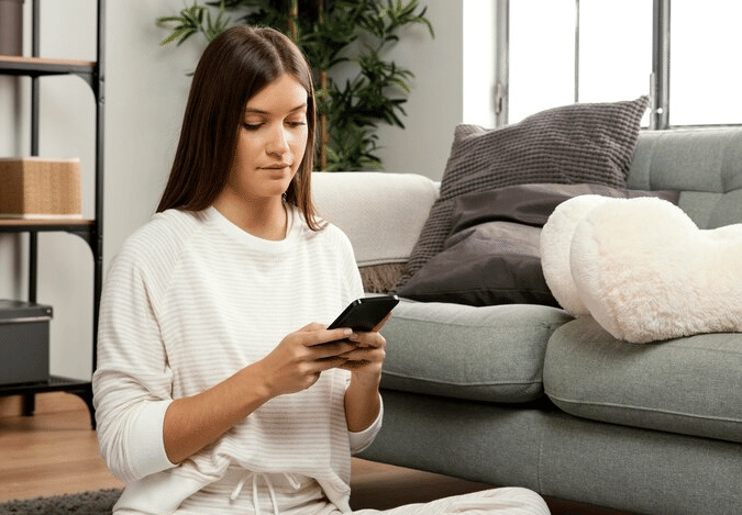 ilustrasi orang dengan hp (freepik.com/freepik)