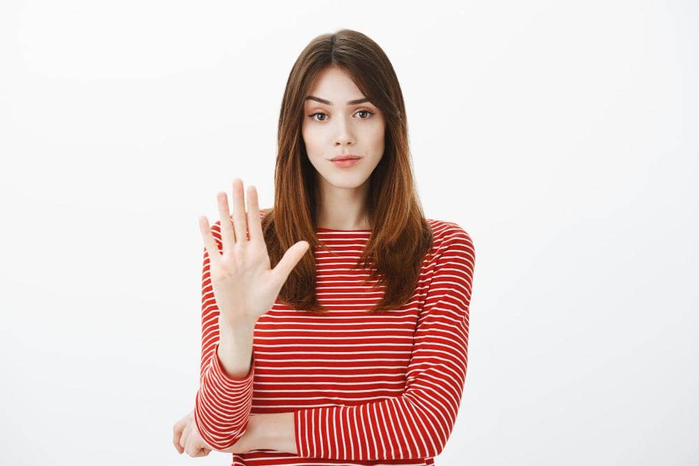 Perempuan menunjukkan telapak tangan