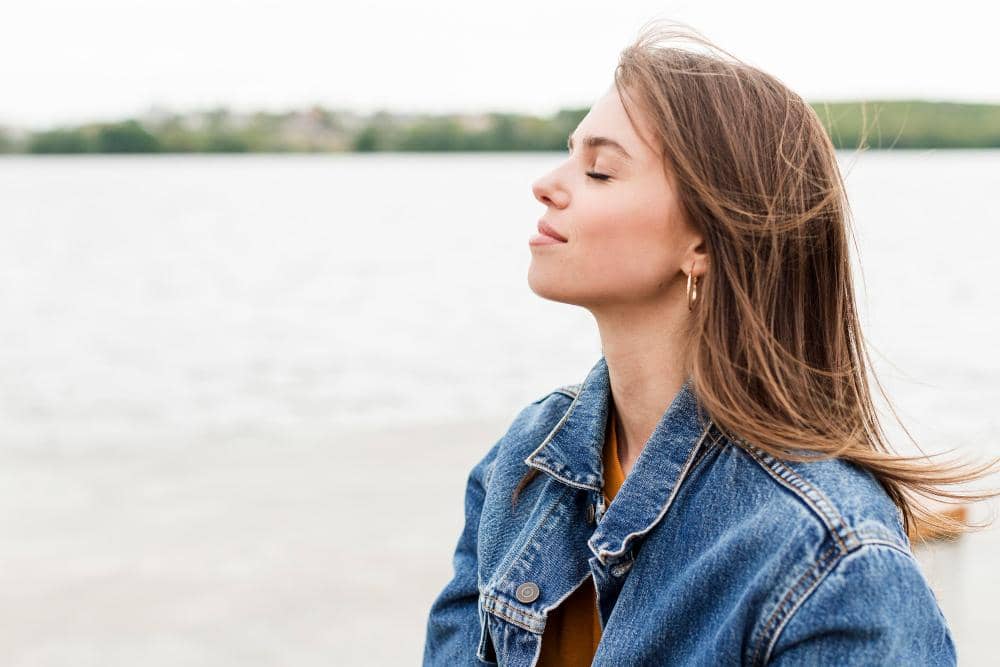 Perempuan menutup mata