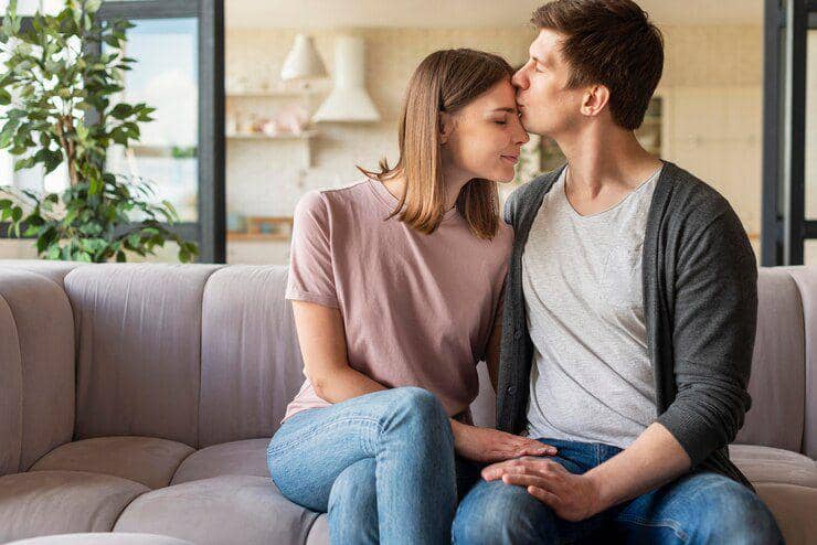 Ilustrasi mencium kening istri (freepik.com/freepik)