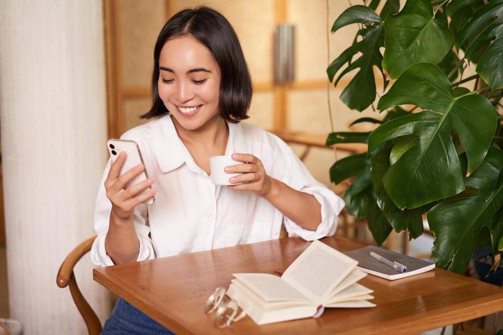 perempuan bertukar pesan singkat