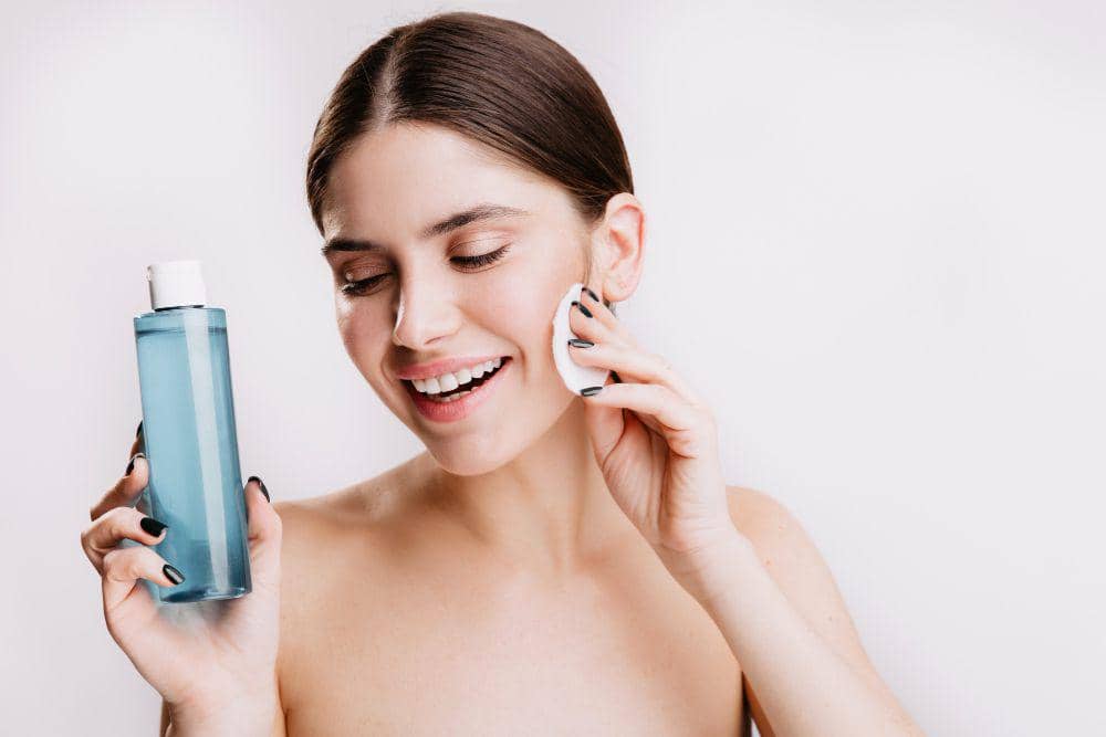 Penggunaan toner (freepik.com/lookstudio)