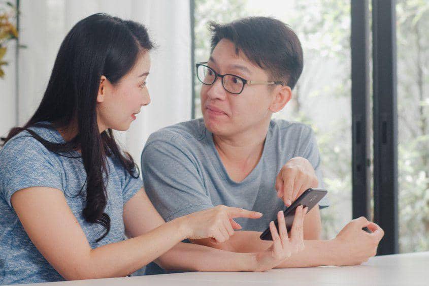 ilustrasi pasangan mengobrol (freepik.com/tirachardz)