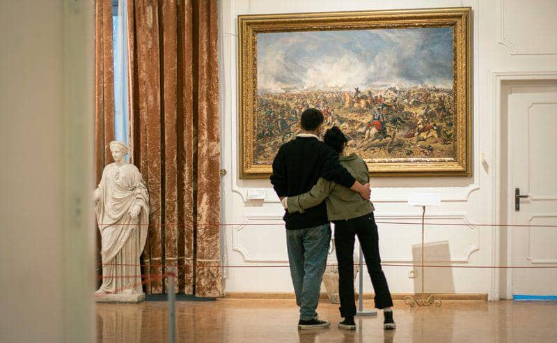 ilustrasi pergi kencan ke museum bersama pasangan (unsplash.com/Mina Rad)