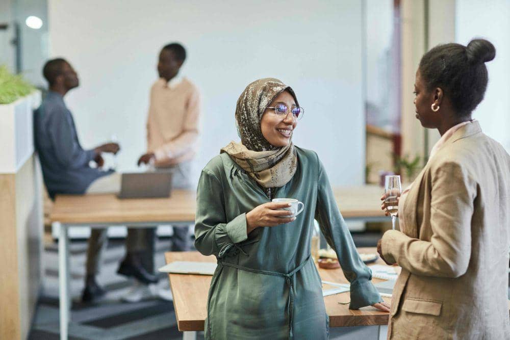 ilustrasi pekerja kantoran sedang mengobrol (pexels.com/Edmond Dantès)