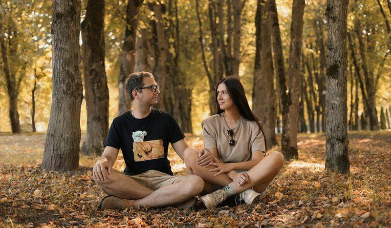 ilustrasi sepasang kekasih yang sedang kencan di alam terbuka (unsplash.com/Sergey Sokolov)